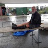 Bestuurslid Gerrit Koopmans schuilt voor een regenbui